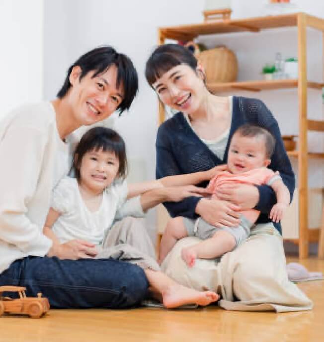 笑顔で寄り添う家族