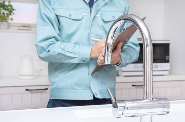 定期点検をするスタッフ