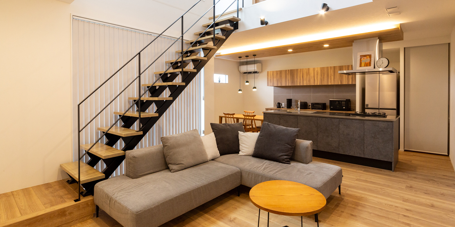 デザイン性と機能性を両立した吹き抜けリビング