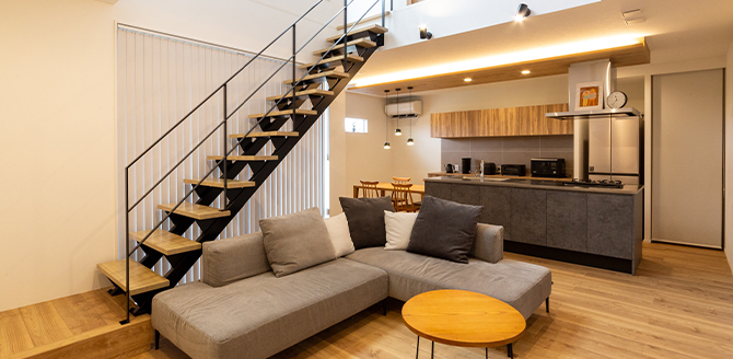 デザイン性と機能性を両立した吹き抜けリビング