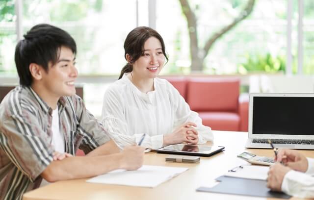プロに相談する若い夫婦