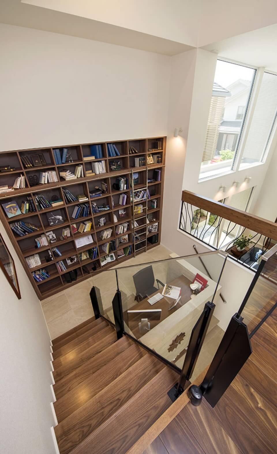 スキップフロアの書斎スペースと造作本棚