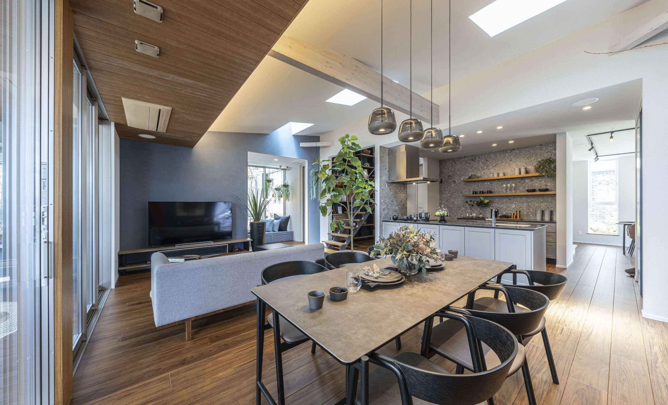 照明や家具などインテリアにもこだわった、大人モダンなダイニングキッチン