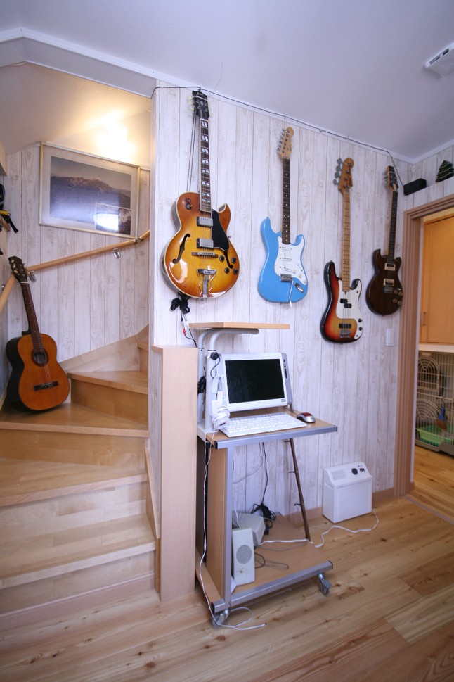 ギターを並べた自宅スタジオ