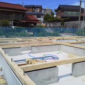 T様邸　土台を敷いています。