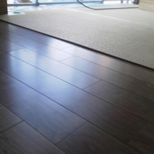 K様　床を貼っています。