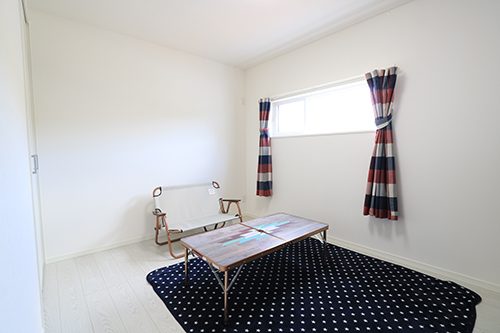 白ベースのシンプルな居室
