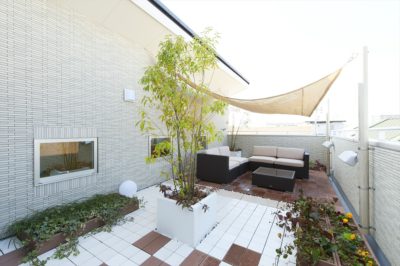 【新築】ウッドデッキの屋根はあり？なし？｜メリット・デメリットからおしゃれな空間にするポイントとは