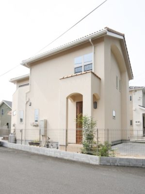 おしゃれな南欧風家は外構とトータルコーディネート｜愛知県の内装・外観事例