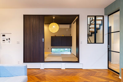 小上がりの機能性と収納力をフル活用|新築のリビング収納にも便利なスマート実例+アイデア