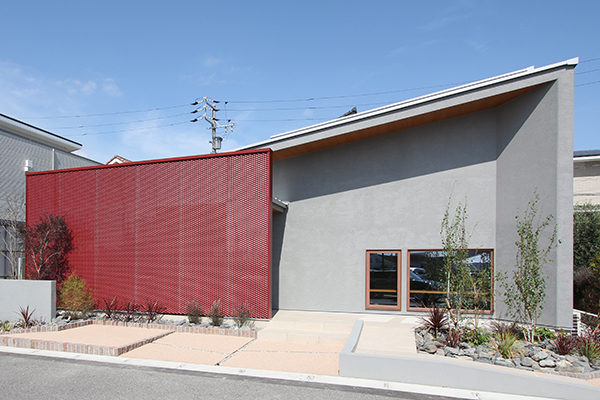 スタイリッシュな片流れ屋根とグレーと赤のコントラストが印象的な外観～おしゃれな平屋