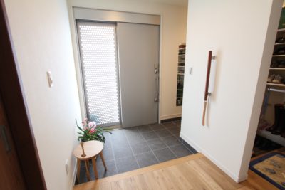 真似したい土間玄関のデザインと機能とは|【実例】住んで良かった2~3畳の和モダン空間がおしゃれな家