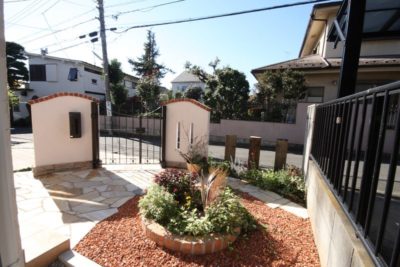 おしゃれな玄関にはシンプルモダンなアプローチがおすすめ|タイルやコンクリート、レンガで仕上げる外構デザイン