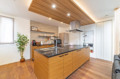 床や天井、アイランドキッチンや背面収納カウンターの木目が印象的なナチュラルおしゃれなキッチン空間