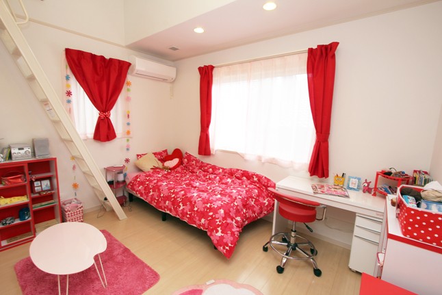 ロフトのある「赤」を基調にした楽しい子供部屋