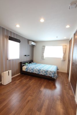 ホテルライクで心地いい寝室で贅沢な時間を楽しむ|壁紙や照明にもこだわる新築ベッドルーム実例