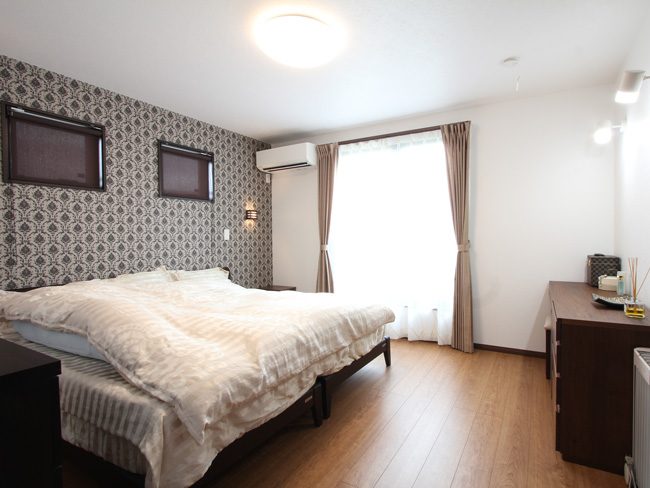 ヨーロピアンなアクセントクロスが雰囲気のある寝室を演出～上品で明るいホテルライクなベッドルーム