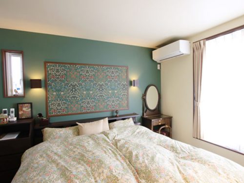 おしゃれなアクセントクロスやボタニカル柄がヨーロピアンな雰囲気の贅沢な寝室を演出