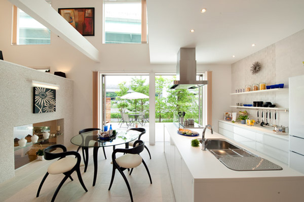おしゃれに見せる背面収納が魅力の開放的なキッチン空間～モデルハウス
