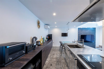 新築キッチンでおしゃれな背面収納をつくるなら飾り棚がおすすめ|インテリアとして楽しむモダンキッチン実例