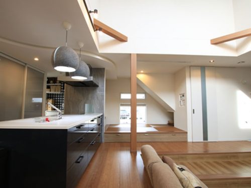 階段下のスペースを利用した機能的な小上がり～壁面収納や段差収納を駆使した便利な空間