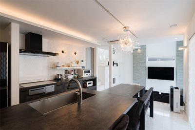 キッチンにはおしゃれな横並びダイニングをレイアウト｜便利な家事動線やリビングの広さを考えた間取りアイデア