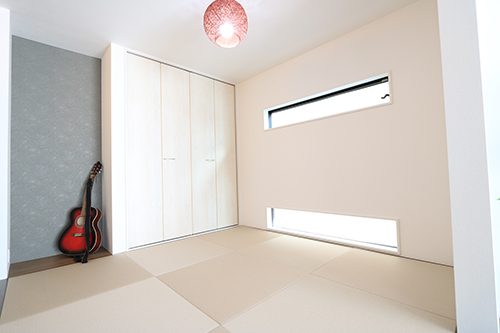 琉球畳がモダンな空間を演出～クローゼット収納や窓のデザインにこだわった小上がり