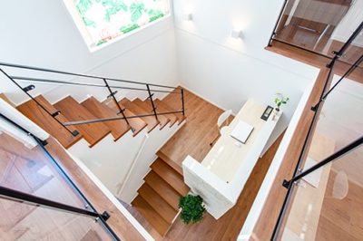 階段下やスキップフロア周りのおしゃれで便利な収納アイデア【愛知県実例】|電気や棚で小空間を無駄なくフル活用