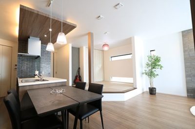 リビングに和モダンで便利な畳コーナーをレイアウト|おしゃれな和室のある贅沢なLDK間取り