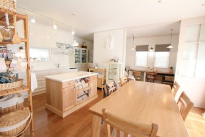 無垢フローリングが自然でおしゃれな新築注文住宅【実例】｜ 種類ごとの魅力や経年変化・メンテナンスのポイント