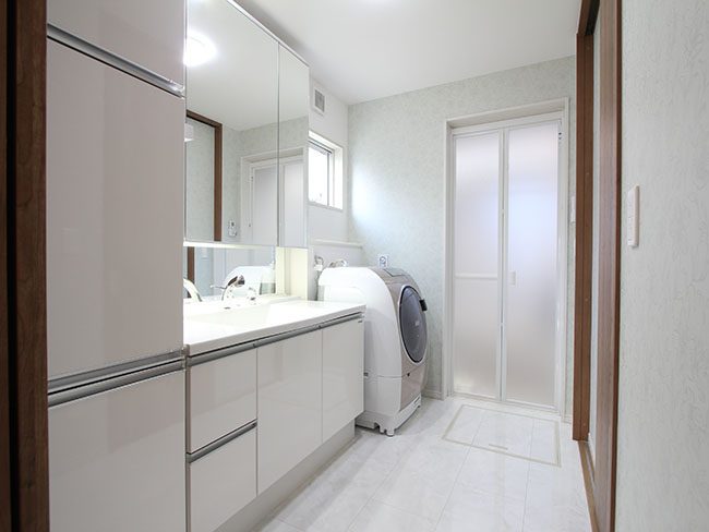 清潔感のある収納も満足なランドリールーム兼洗面所～浴室乾燥から片付けまでの最短動線