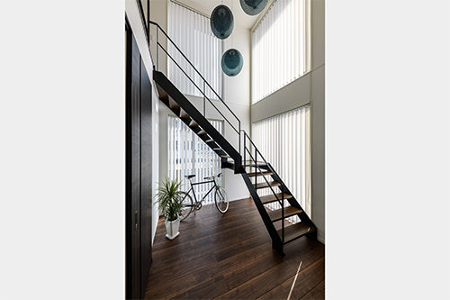 光あふれる階段フロア～スケルトン感を活かしたデザイン性のある飾る収納術