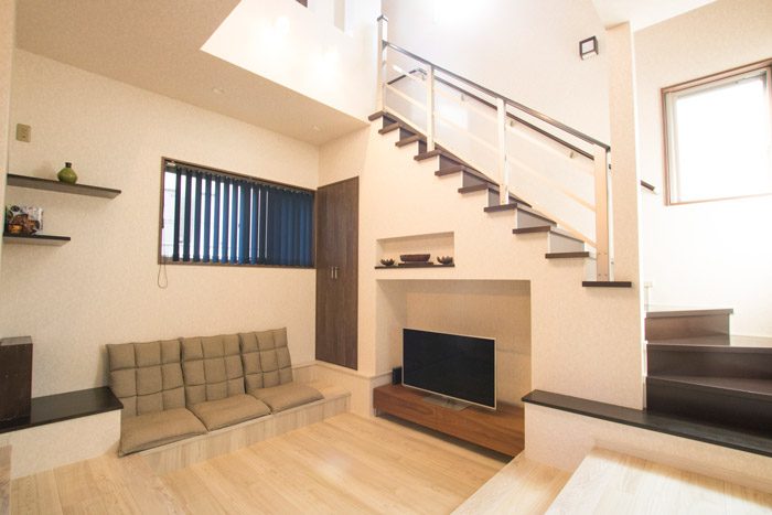 階段下のスペースを有効活用～扉付き縦長収納には家事用品・見せる収納にはテレビや装飾を配置