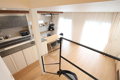 対面キッチンにはおしゃれな腰壁がおすすめ|【実例紹介】収納にもテイストづくりにも役立つ腰壁デザイン