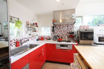 壁付けキッチンにはおしゃれな窓があるといい|キッチン前壁面デザインの実例と注意ポイント【愛知】