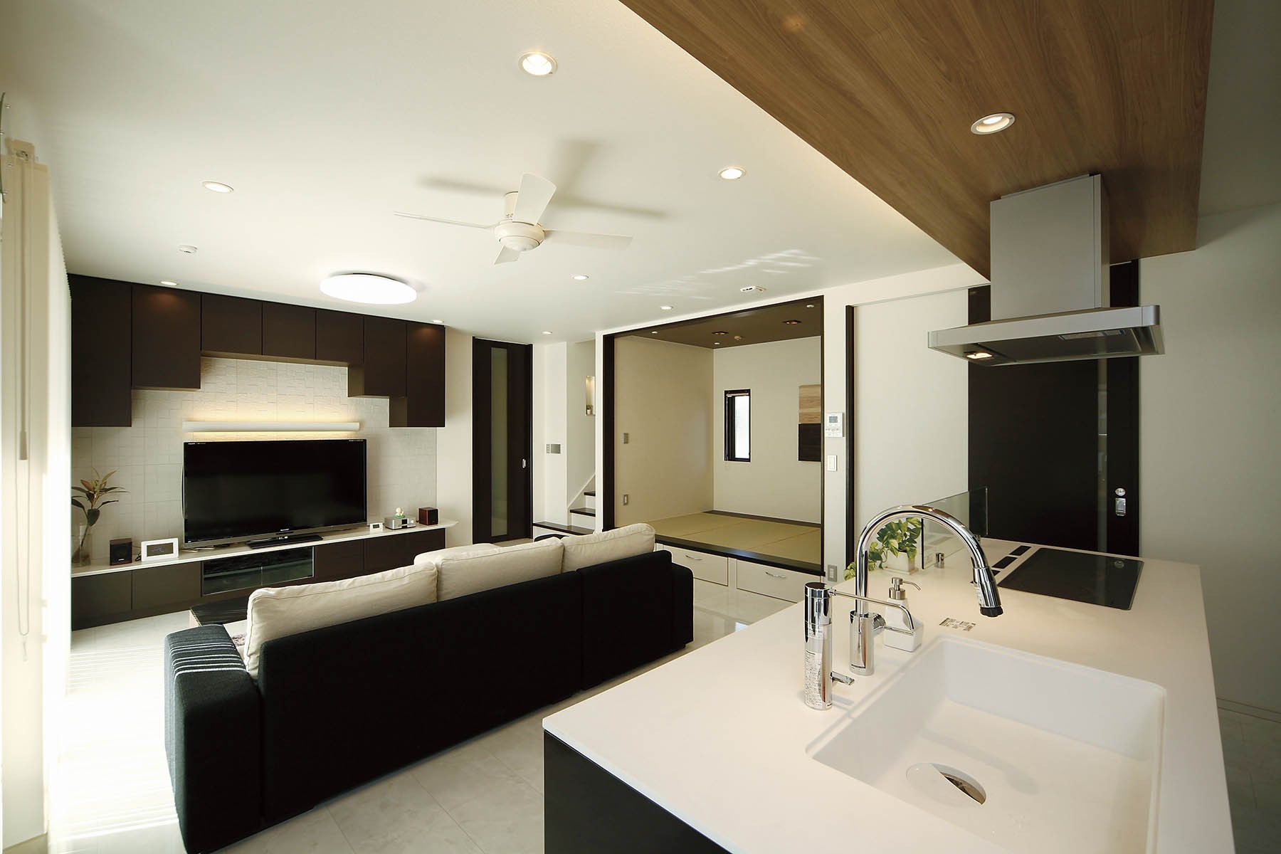 床や壁の上品な白と、家具や建具の深みのある茶色の上質なLDK