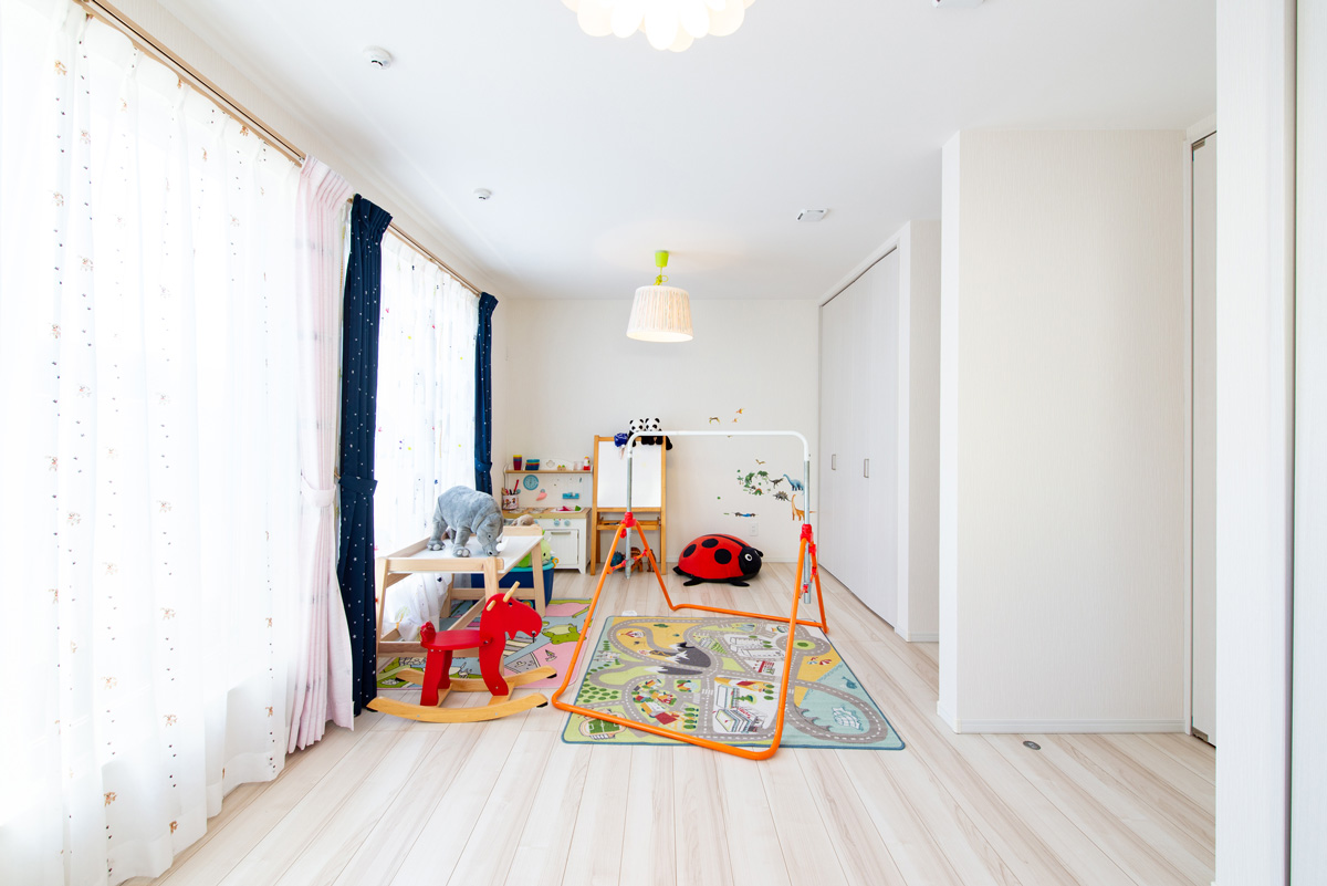 白を基調とした明るい印象の子ども部屋