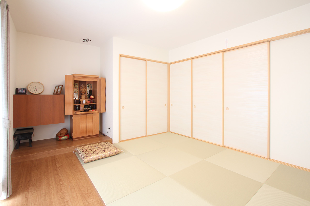 LDKからつながる畳スペース（写真1・2枚目）とお客様スペースにもなる和室（写真3枚目）
