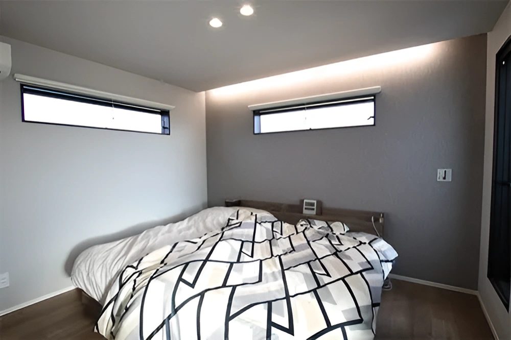 スリット窓と間接照明が印象的な寝室