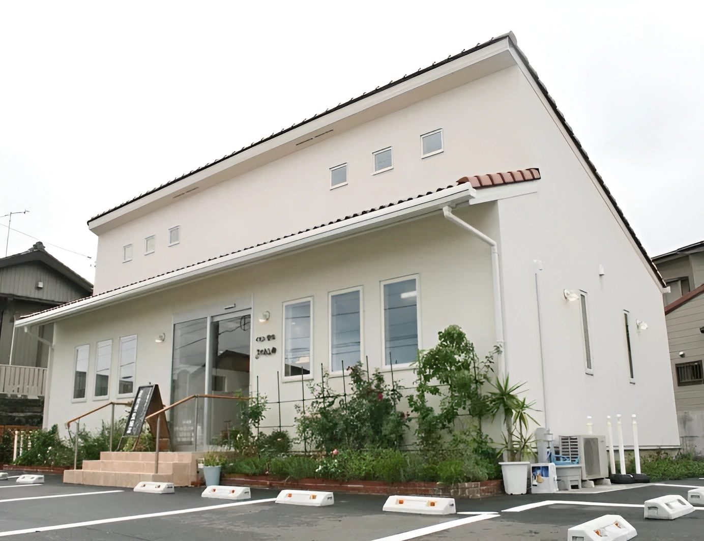 輸入住宅テイストが看板になる、ナチュラルでおしゃれな外観のお店。