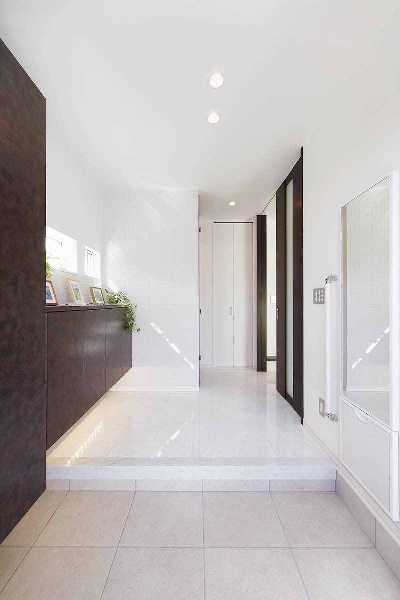白×茶色のコントラストが美しい玄関