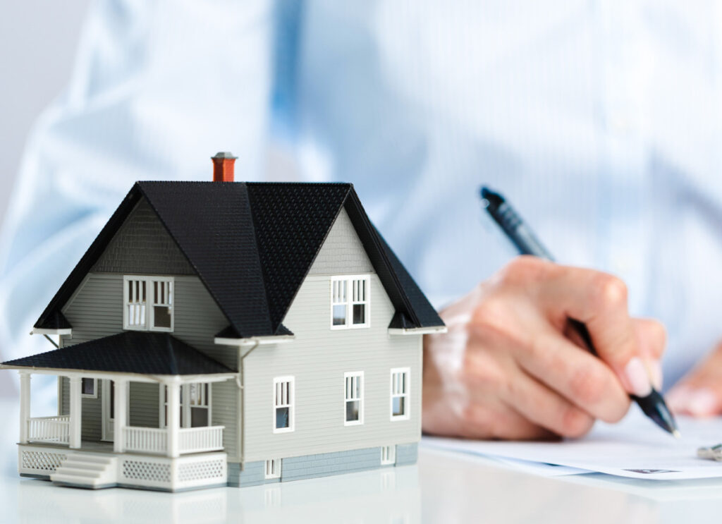 住宅模型と契約書