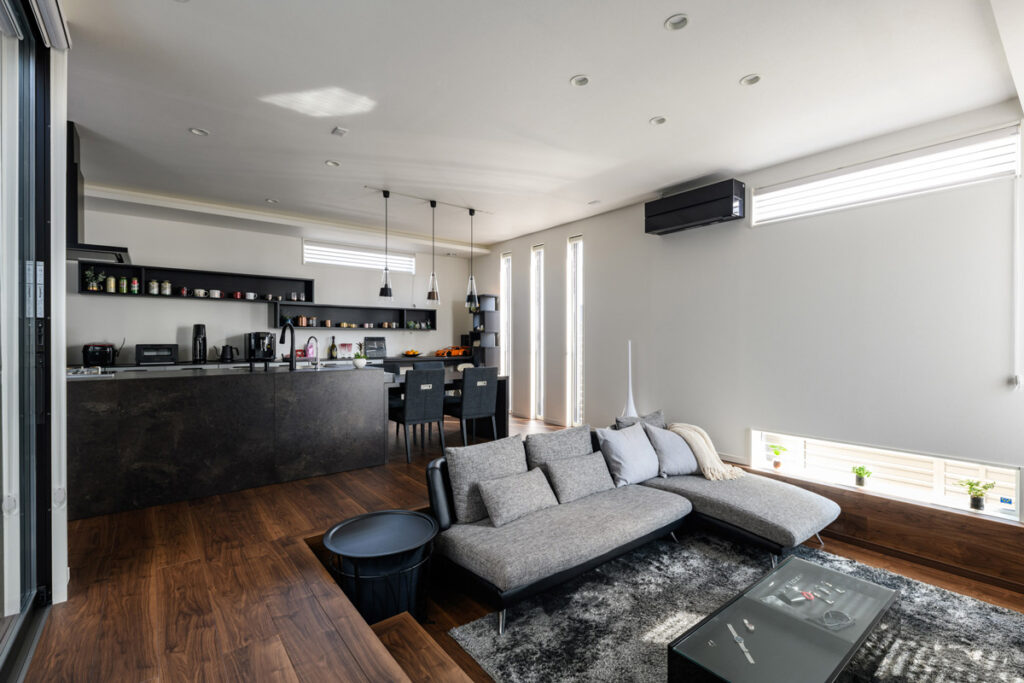 家具の色味を揃えた、統一感のある広々としたLDK