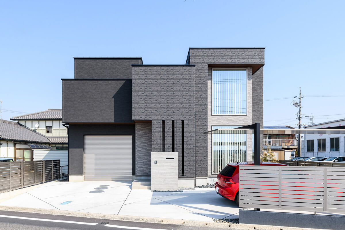 注文住宅と赤い車