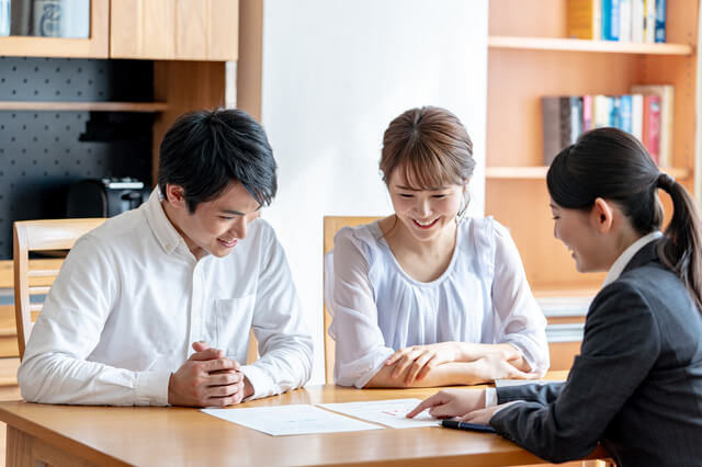 話を聞く夫婦
