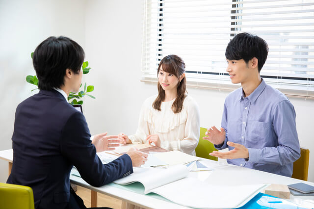 話を聞く夫婦