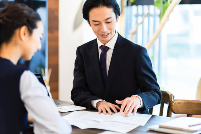 家づくりについて相談を受ける男性