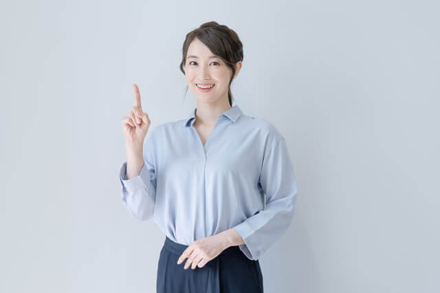 人差し指を立てる女性