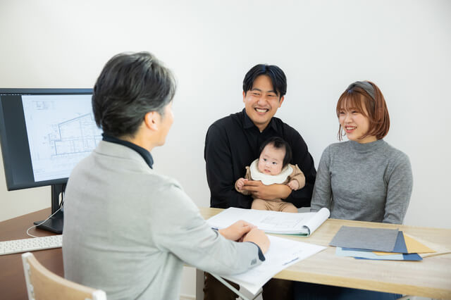 家づくりについて相談するファミリー