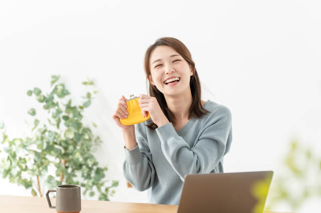 財布を持つ女性